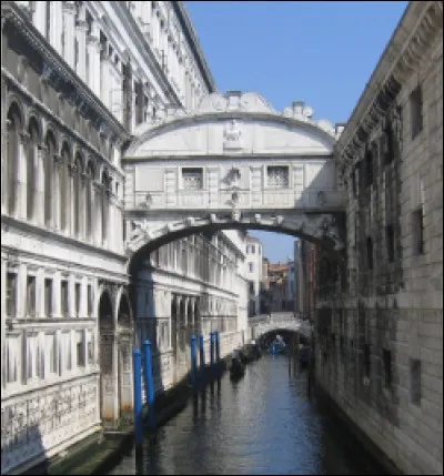 Quel est cet ouvrage de 1602 qui relie le palais des Doges aux anciennes prisons de Venise ?