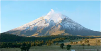 Quel est ce volcan actif situé à 70 kilomètres de Mexico qui culmine à 5 425 mètres d'altitude ?