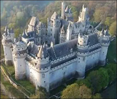 Quel est ce château-fort de 1396 situé dans l'Oise, ouvrage défensif de style troubadour ?