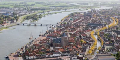 Kampen, peuplée de 50 000 habitants, située dans la province d'Overijssel, ancienne ville Ligue hanséatique, est une ville d'/du/des ....