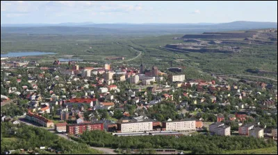 Ville suédoise de 18 000 habitants, située à 145 kilomètres au nord du cercle Arctique, fondée pour l'exploitation du minerai de fer, siège du Parlement sami de Suède depuis 1993 :