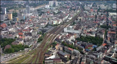 Vile polonaise de 300 000 habitants, située en Silésie, au centre d'une conurbation de plus d'un million d'habitants :