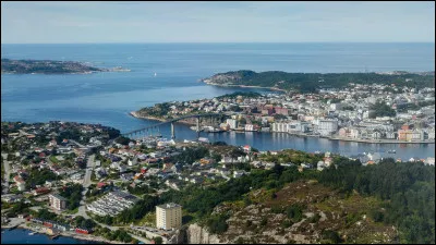 Ville de 24 000 habitants, située dans les fjords de l'ouest de la Norvège :
