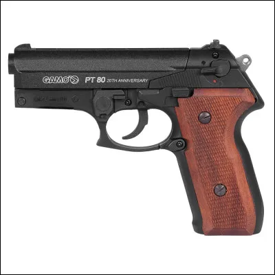 "Lara Croft : Tomb Raider" est joué par Jon Voight.