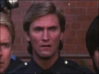 Lche-botte du Lt. Harris et victime des farces de Mahoney, il se nomme :