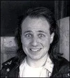 Flic-punk trs grimaant et totalment dlirant il se nomme :