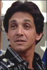 Faux sducteur-latino, n'hsitant pas a se dguiser en fille pour aller dans les dortoir, il dit s'appeller :