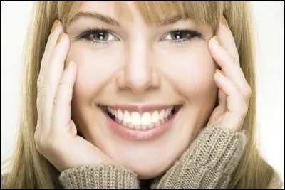 Est-ce que la personne vous regarde attentivement quand vous lui parlez ?