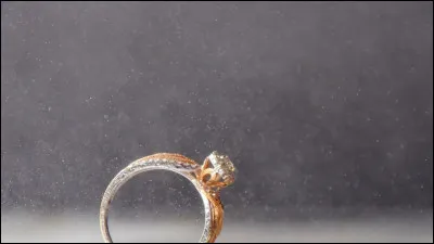 Est-ce que la personne joue avec ses cheveux ou joue avec sa bague, son collier quand vous êtes ensemble ?