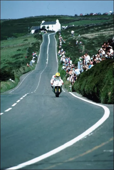 Qu'est ce qu'un voyage sur l'île de Man sans parler de cette course moto ? Comment se nomme-t-elle d'ailleurs ?