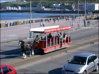 Pour visiter la baie de Douglas, vous empruntez le tramway hippomobile. La reine Élisabeth II l'a même déjà emprunté !
Quelle est la particularité de ce tramway ?