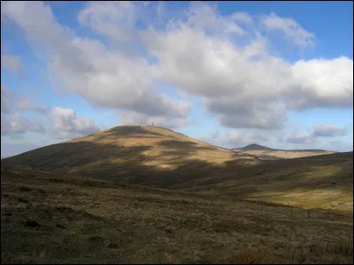 Vous allez maintenant un petit plus au nord, à une heure de route de Douglas. Voici le Snaefell, plus haut sommet de l'île de Man, qui culmine à...