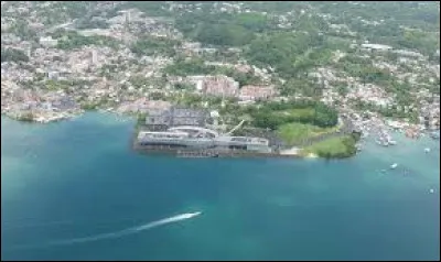 Si je vous dis Pointe-à-Pitre, vous allez sûrement penser à une préfecture. Mais en fait, non ! Ce n'est pas une préfecture. Au fait, à quelle île appartient cette ville ?