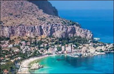 La Sicile est la plus grande île du bassin méditerranéen. À quel pays est-elle rattachée ?