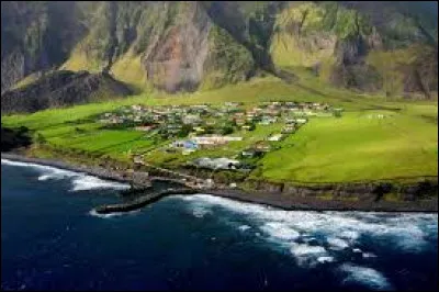 Quelle est la plus grande ville de l'île Tristan de Cuhna, située dans l'océan Atlantique ?