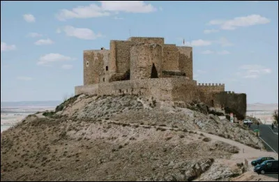 Cette bataille qui se déroule le 15 août 1097 près de Tolède, voit la victoire des Almoravides sur le royaume chrétien de Castille et Léon. Elle marque un coup d'arrêt à la Reconquista. C'est ...