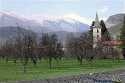 Nous sommes en région P.A.C.A., à La Javie. Village de l'arrondissement de Digne-les-Bains, au pied du col du Labouret, il se situe dans le département numéro ...