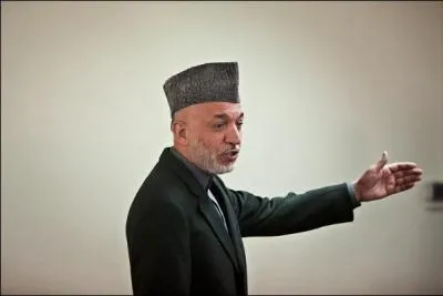 Le Prsident afghan Karza, en conflit avec les Nations unies et les Etats-Unis, est accus par l'ancien numro deux de l'ONU en Afghanistan d'tre :