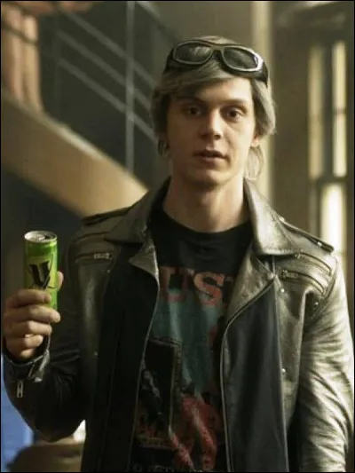 L'image montre Evan Peters dans...