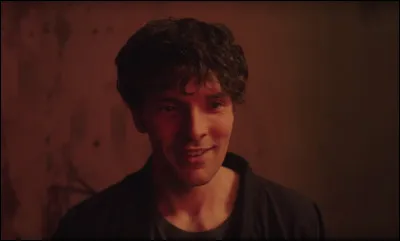 L'image montre Colin Morgan dans...