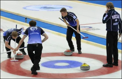 Quel est le nom de la cible circulaire dessin&eacute;e sur la glace au curling ?