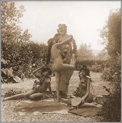 Poétesse et médecin du 1er siècle avant J. -C en Égypte, auteure d'un traité dans lequel neuf positions érotiques étaient décrites accompagnées d'illustrations. Qui est-elle ?