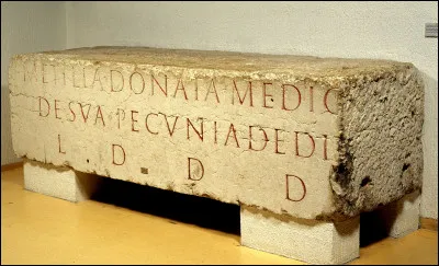 Gallo-romaine de Lugdunum exerçant la médecine, à, de son argent, donné ce monument à la ville. Qui est-elle ?