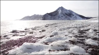 Sakhaline est une grande île au climat rigoureux. Elle possède d'importants stocks de ressources naturelles comme le pétrole. À quel pays appartient-elle ?