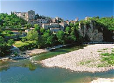 Voici une petite commune se nommant Balazuc se situant dans l'Ardèche. Dans quelle région se situe cet endroit ?