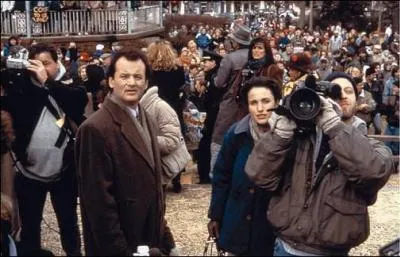 Il doit couvrir un vement avec Rita et son camraman dans la petite ville de :