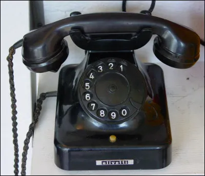 Tu es invit&eacute;(e) chez le docteur Lenoir, il te l'annonce par t&eacute;l&eacute;phone. Comment r&eacute;agis-tu ?