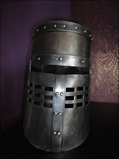 Quel est ce casque en fer emblématique, associé aux chevaliers Templiers ?
