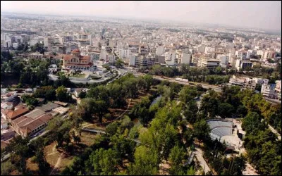 Ville grecque de 120 000 habitants, ville principale de la Thessalie :