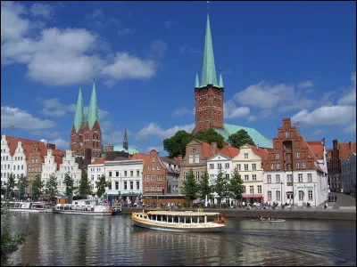 Ville allemande, port de la mer Baltique, ancienne capitale de la Ligue hanséatique :