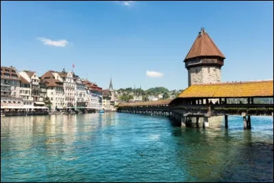 Ville suisse de 75 000 habitants, située en bordure des Alpes au bord du lac des Quatre-Cantons, connue pour ses ponts couverts en bois :