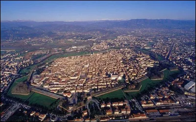 Ville italienne de 85 000 habitants, située en Toscane, connue pour son centre historique entouré de fortifications :