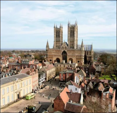 Ville anglaise de 90 000 habitants, située dans l'ouest du pays, connue pour sa cathédrale :