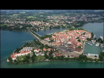 Ville allemande de 25 000 habitants, située en Bavière, sur la côte orientale du lac de Constance :