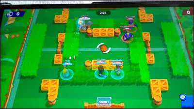 Quelle est la carte où nous avons un ballon et où nous devons marquer dans des cages ?