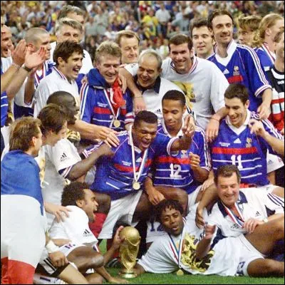 Quel footballeur marque le 1000e but de l'&eacute;quipe de France, pendant la Coupe du Monde 1998 ?