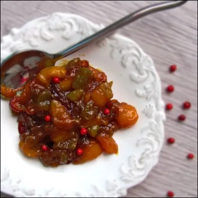 Quelle sauce typique de la cuisine indienne, souvent aux fruits, contient une grande quantit&eacute; de piments verts quand elle est authentique ?