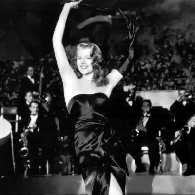 Dans quel film Rita Hayworth chante-t-elle "Put the Blame on Mame" tout en retirant langoureusement un long gant noir ?