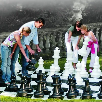 Quel journaliste pr&eacute;sente l'&eacute;mission "Le Grand &eacute;chiquier" entre 1972 et 1989 ?