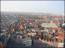 Combien de marches faut-il escalader pour arriver sur une terrasse en haut du beffroi, d'o l'on a une vue sur la ville et le plat pays qui l'entoure ?