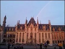 Quel est le style de l'htel de ville ?