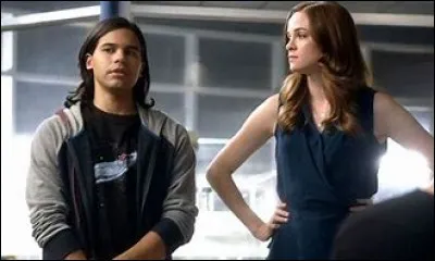 Qui rencontre Cisco et Caitlin en premier ?