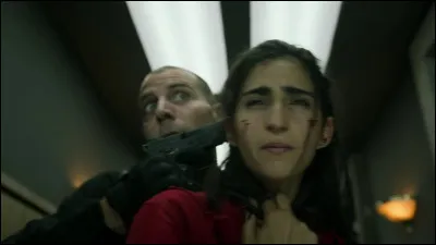 Qui essaye de sauver Nairobi, qui est retenue par Gandia dans les WC, en passant par les conduites d'a&eacute;ration ?