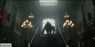 Qui porte Nairobi recouverte d'un drap blanc ?