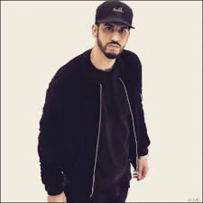 Je suis un ancien membre de "Cas de Conscience", groupe ayant beaucoup influencé "L'Entourage". Je suis grand de taille, ne porte que des vêtements noirs et ne jure jamais sur mes morceaux. Qui suis-je ?