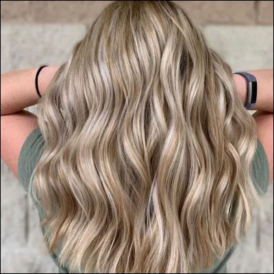 Quelle est la couleur de ses cheveux ?